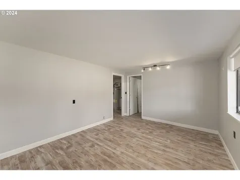 1547 Nw Rachel Avenue Roseburg OR 97471
