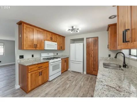 1547 Nw Rachel Avenue Roseburg OR 97471