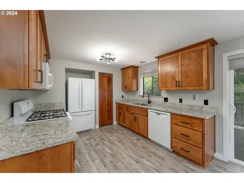 1547 Nw Rachel Avenue Roseburg OR 97471