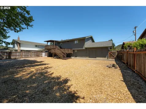 1547 Nw Rachel Avenue Roseburg OR 97471