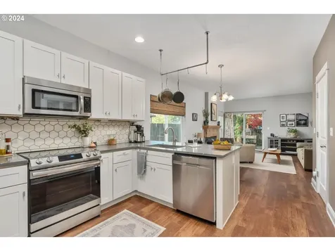2541 N Halleck Street Portland OR 97217