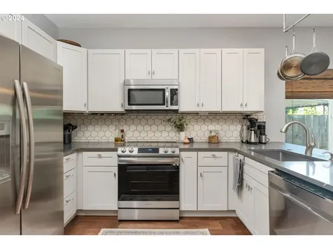 2541 N Halleck Street Portland OR 97217