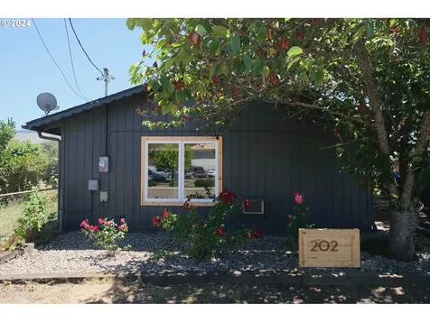 202 E Everett Avenue Sutherlin OR 97479