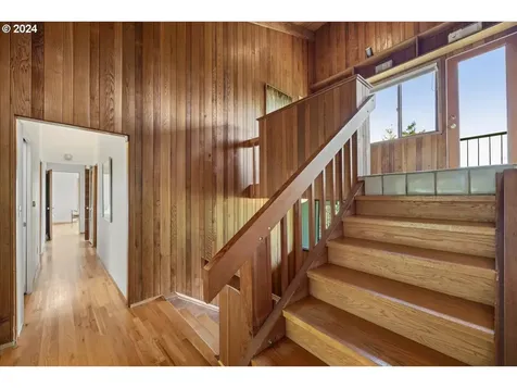 2009 Sw Mount Hood Lane Portland OR 97239