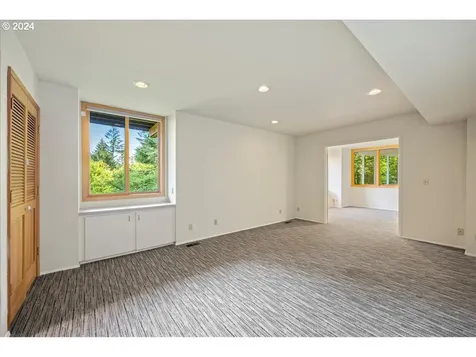 2009 Sw Mount Hood Lane Portland OR 97239