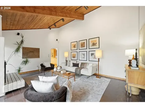 2009 Sw Mount Hood Lane Portland OR 97239