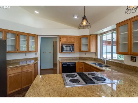 525 Se Parkway Drive Winston OR 97496