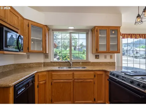 525 Se Parkway Drive Winston OR 97496