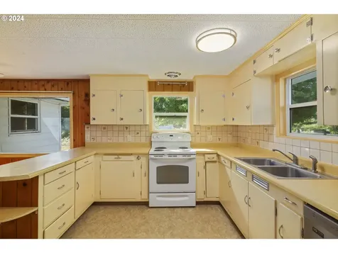 1370 Tucker Road Hood River OR 97031