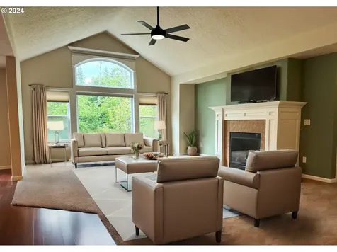 3723 10th Street Hubbard OR 97032