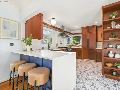 8025 SW 6th Avenue Portland OR 97219