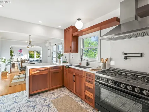 8025 SW 6th Avenue Portland OR 97219