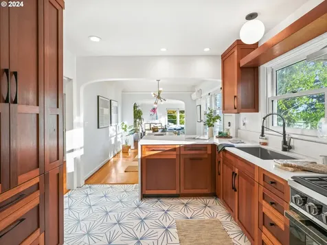 8025 SW 6th Avenue Portland OR 97219