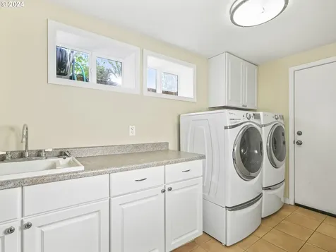 8025 SW 6th Avenue Portland OR 97219