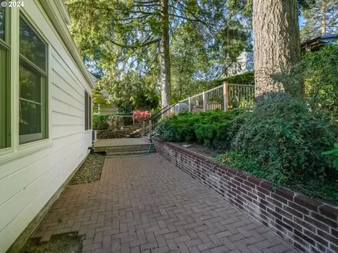 8025 SW 6th Avenue Portland OR 97219