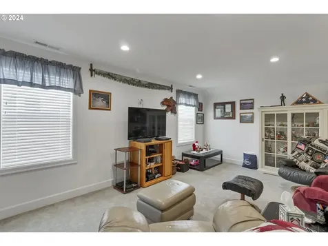 425 Nw Crater Lake Drive Dallas OR 97338