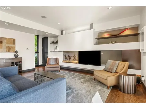 2042 N Skidmore Court Portland OR 97217