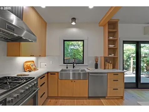 2033 SE Ash Street Portland OR 97214