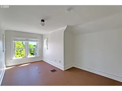 2033 SE Ash Street Portland OR 97214