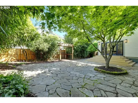 2033 SE Ash Street Portland OR 97214
