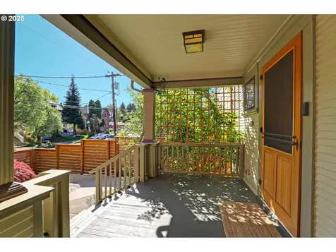 2033 SE Ash Street Portland OR 97214