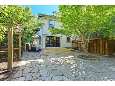 2033 SE Ash Street Portland OR 97214