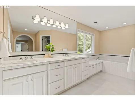 12715 Adrian Court Lake Oswego OR 97034