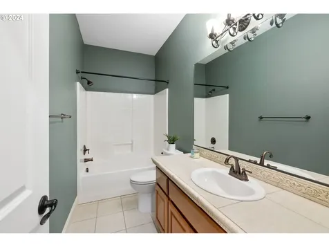 725 W U Street Washougal WA 98671