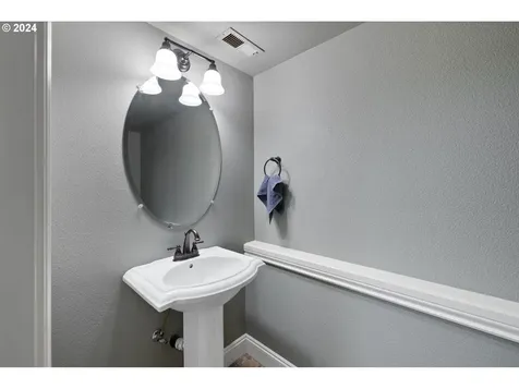 725 W U Street Washougal WA 98671