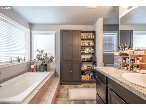 144 E Jadon Drive Lebanon OR 97355