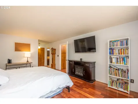 50069 Mckenzie Highway Vida OR 97488