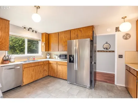 50069 Mckenzie Highway Vida OR 97488
