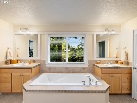 11694 Se Aerie Crescent Road Happy Valley OR 97086