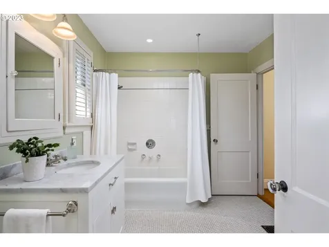 3008 NW Greenbriar Terrace Portland OR 97210
