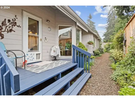 1916 Spicetree Lane SE Salem OR 97306