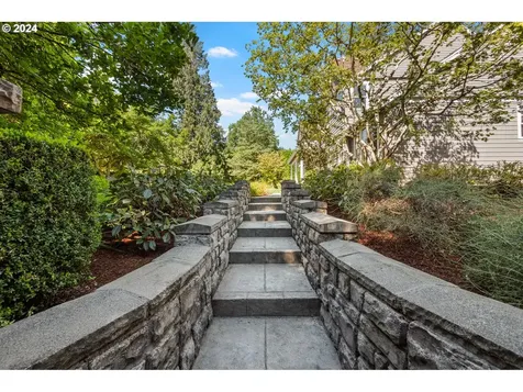 7195 Sw Newton Place Portland OR 97225