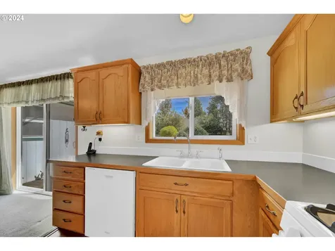 592 Creswood Loop Creswell OR 97426