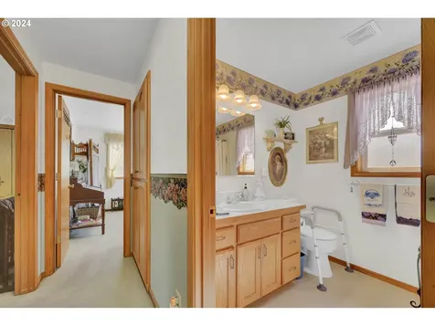 592 Creswood Loop Creswell OR 97426