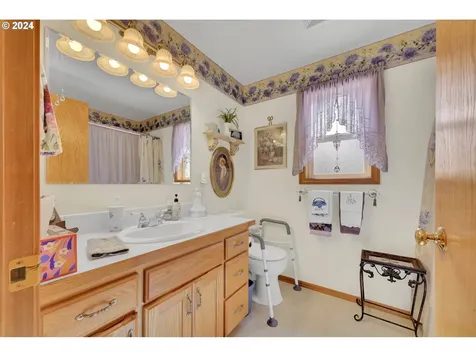 592 Creswood Loop Creswell OR 97426