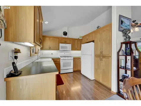 592 Creswood Loop Creswell OR 97426