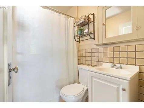 7224 SW 33rd Avenue Portland OR 97219