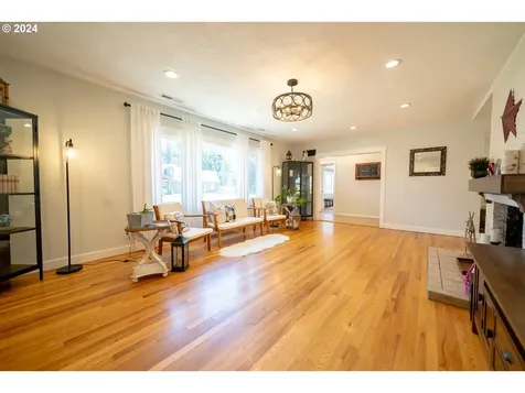 630 SW Parkside Drive Mill City OR 97360