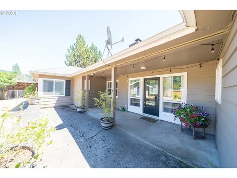 630 SW Parkside Drive Mill City OR 97360
