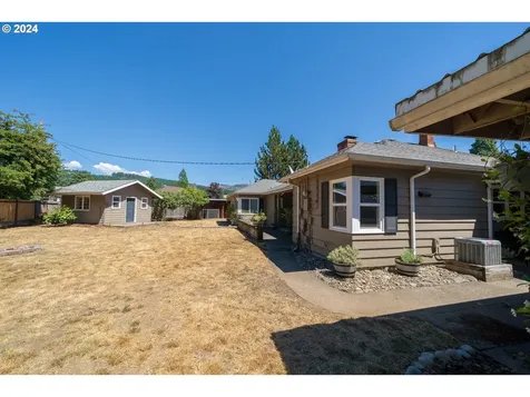 630 SW Parkside Drive Mill City OR 97360
