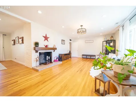 630 SW Parkside Drive Mill City OR 97360