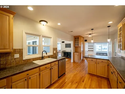 630 SW Parkside Drive Mill City OR 97360