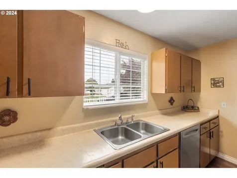 1208 S 8th Avenue Kelso WA 98626