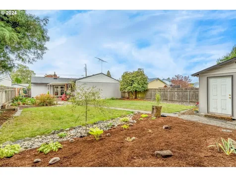 1208 S 8th Avenue Kelso WA 98626