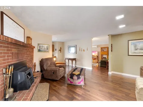 1208 S 8th Avenue Kelso WA 98626