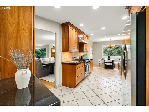 7021 SW 2nd Avenue Portland OR 97219